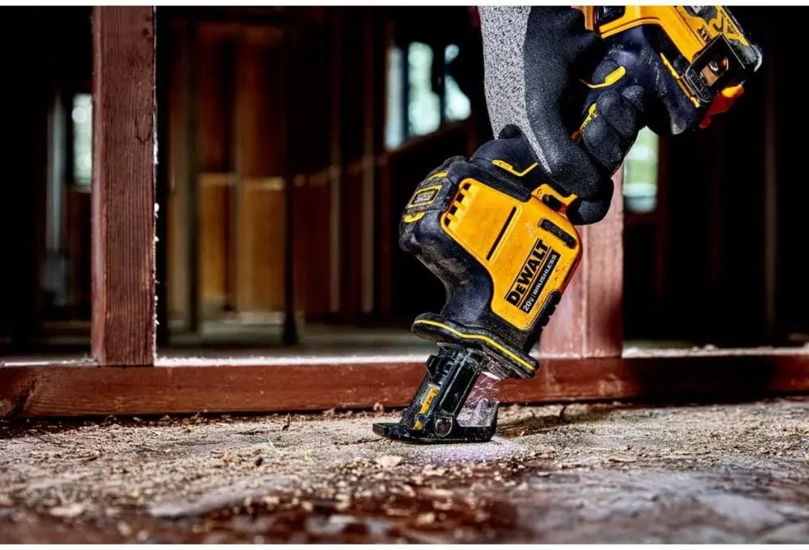 Scie sauteuse DEWALT DCS369 20 - Pole Saw Cordless avis et prix